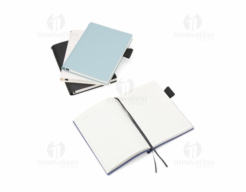 Caderneta de couro sintético A6 em folha em branco, ideal para anotações no escritório. O design moderno inclui espaço para lembretes, cartões, e documentos. Organizador prático com capa preta e interior amarelo. Perfeito para armazenar informações e lembrar compromissos.