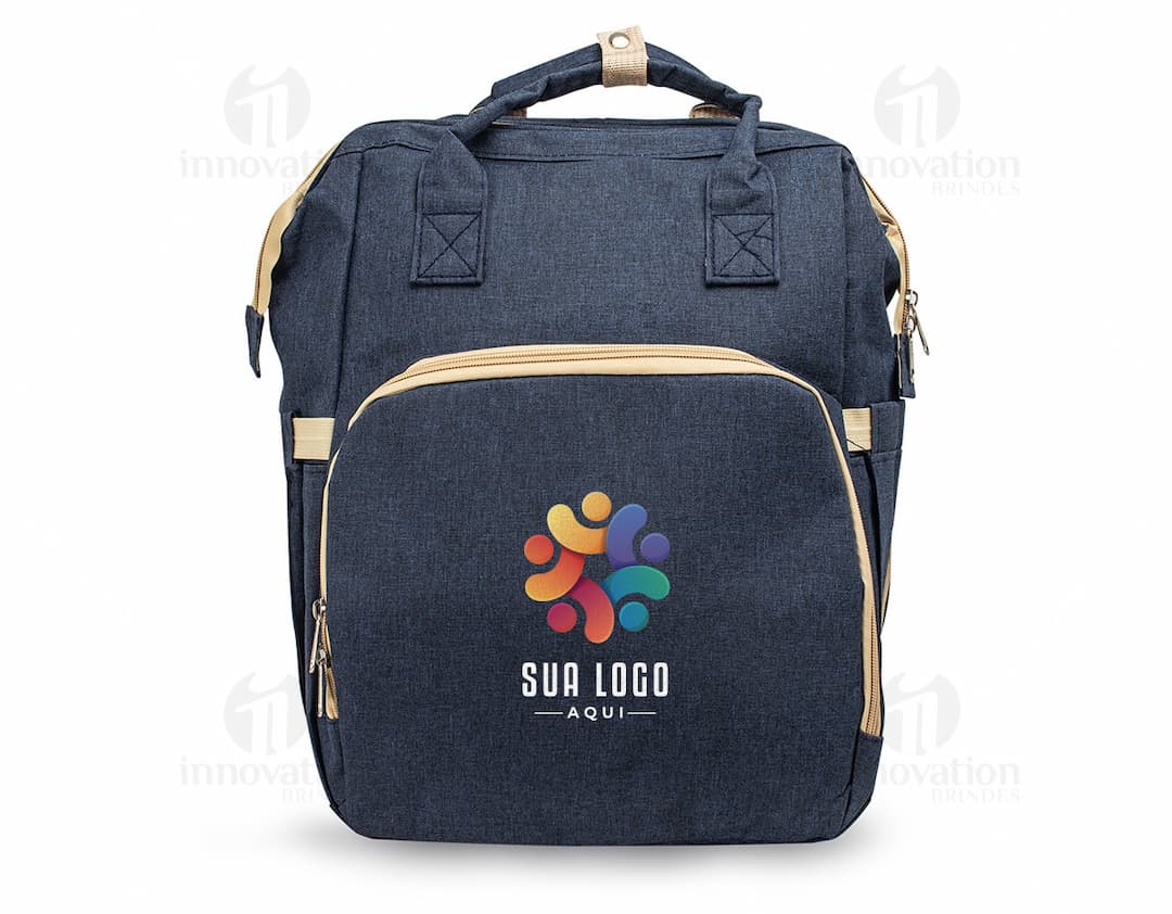 Mochila funcional em nylon preto, com alça de couro, fecho de zíper, compartimento para laptop e capacidade de 31 litros. Ideal para viagens de negócios, com design moderno e elegante.