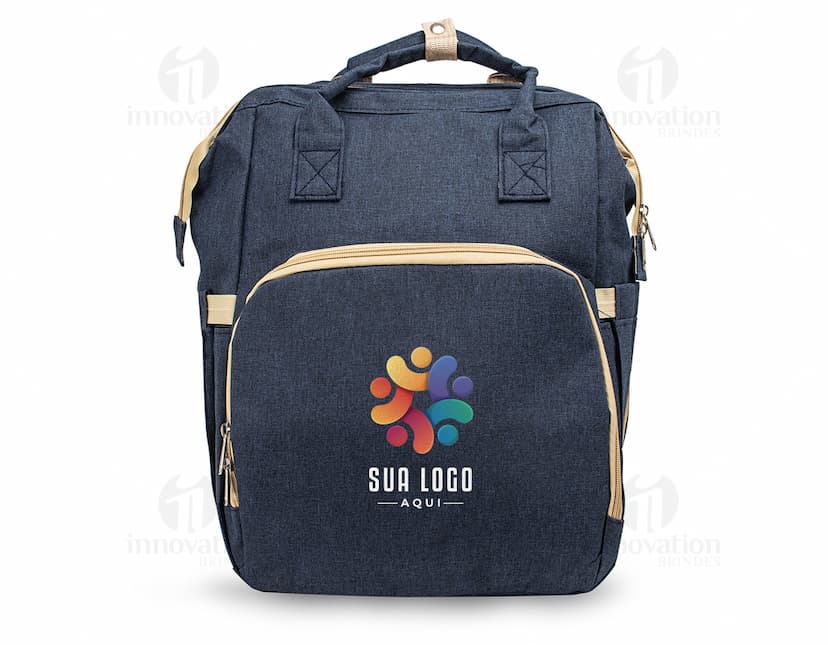 Mochila funcional em nylon preto, com alça de couro, fecho de zíper, compartimento para laptop e capacidade de 31 litros. Ideal para viagens de negócios, com design moderno e elegante.