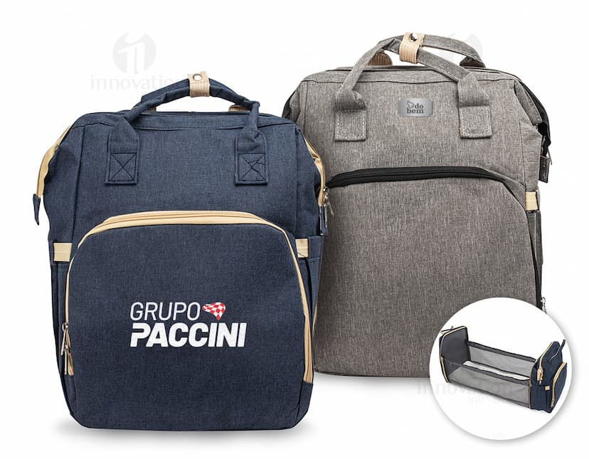 Mochila funcional em nylon preto, com alça de couro, fecho de zíper, compartimento para laptop e capacidade de 31 litros. Ideal para viagens de negócios, com design moderno e elegante.
