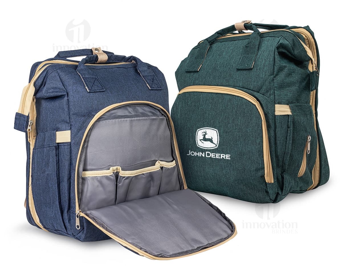 Mochila funcional em nylon preto, com alça de couro, fecho de zíper, compartimento para laptop e capacidade de 31 litros. Ideal para viagens de negócios, com design moderno e elegante.