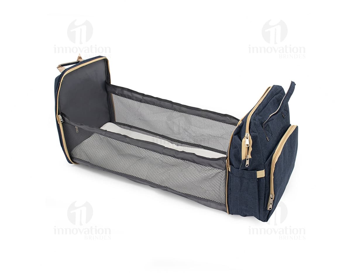 Mochila funcional em nylon preto, com alça de couro, fecho de zíper, compartimento para laptop e capacidade de 31 litros. Ideal para viagens de negócios, com design moderno e elegante.