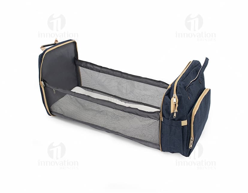 Mochila funcional em nylon preto, com alça de couro, fecho de zíper, compartimento para laptop e capacidade de 31 litros. Ideal para viagens de negócios, com design moderno e elegante.