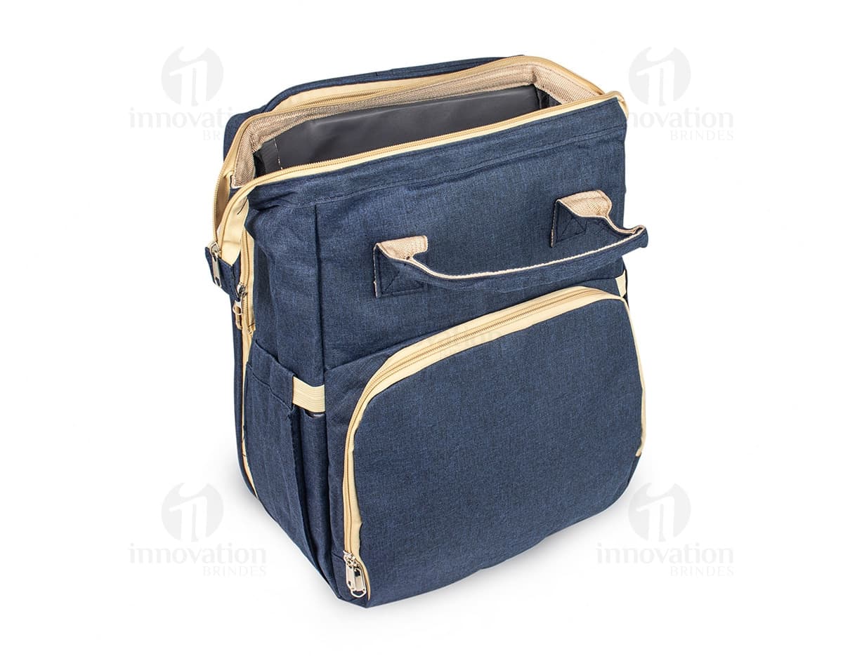 Mochila funcional em nylon preto, com alça de couro, fecho de zíper, compartimento para laptop e capacidade de 31 litros. Ideal para viagens de negócios, com design moderno e elegante.
