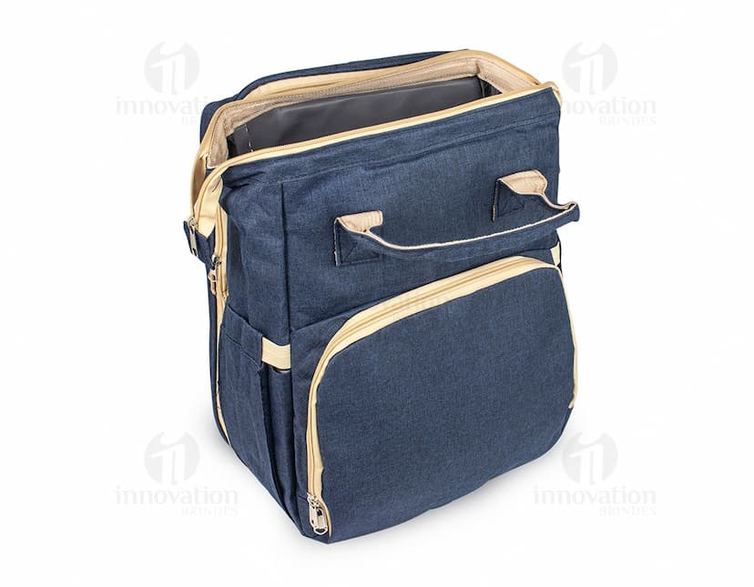 Mochila funcional em nylon preto, com alça de couro, fecho de zíper, compartimento para laptop e capacidade de 31 litros. Ideal para viagens de negócios, com design moderno e elegante.