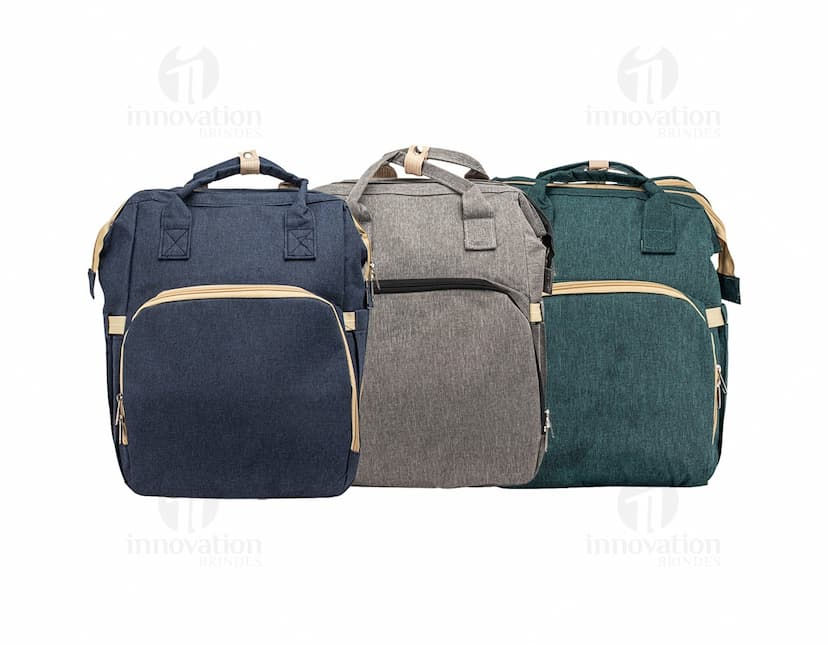 Mochila funcional em nylon preto, com alça de couro, fecho de zíper, compartimento para laptop e capacidade de 31 litros. Ideal para viagens de negócios, com design moderno e elegante.