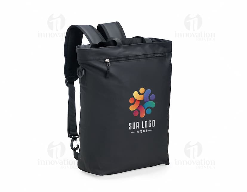 Mochila PU 18 litros na cor preta, com alças ajustáveis e bolsos laterais.
