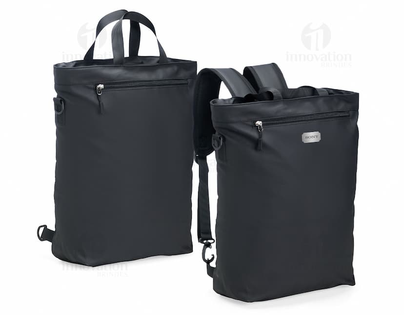 Mochila PU 18 litros na cor preta, com alças ajustáveis e bolsos laterais.