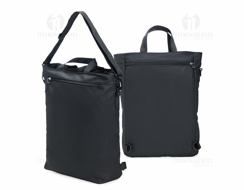 Mochila PU 18 litros na cor preta, com alças ajustáveis e bolsos laterais.