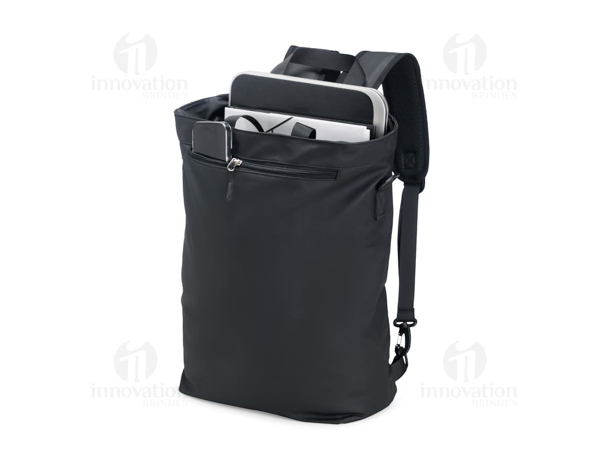 Mochila PU 18 litros na cor preta, com alças ajustáveis e bolsos laterais.
