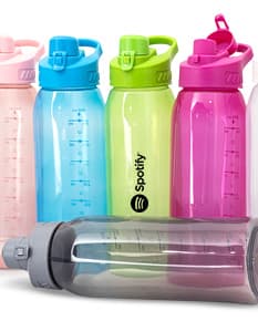 Squeeze plástico de 850ml, vazio, transparente e com tampa. Ideal para armazenar água, líquidos e bebidas, proporcionando praticidade e higiene.
