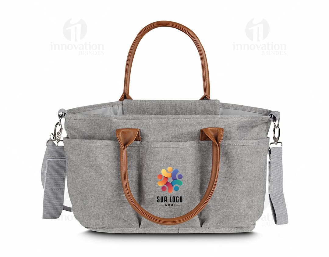 Bolsa multifuncional em couro preto e marrom com alça, zíper e fivela. Elegante e moderna, ideal para o dia a dia ou viagens.