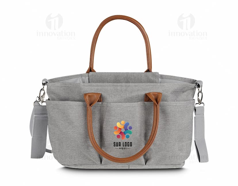 Bolsa multifuncional em couro preto e marrom com alça, zíper e fivela. Elegante e moderna, ideal para o dia a dia ou viagens.