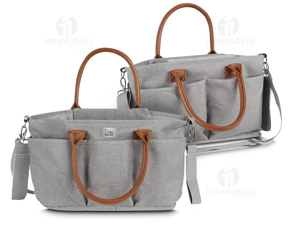 Bolsa multifuncional em couro preto e marrom com alça, zíper e fivela. Elegante e moderna, ideal para o dia a dia ou viagens.