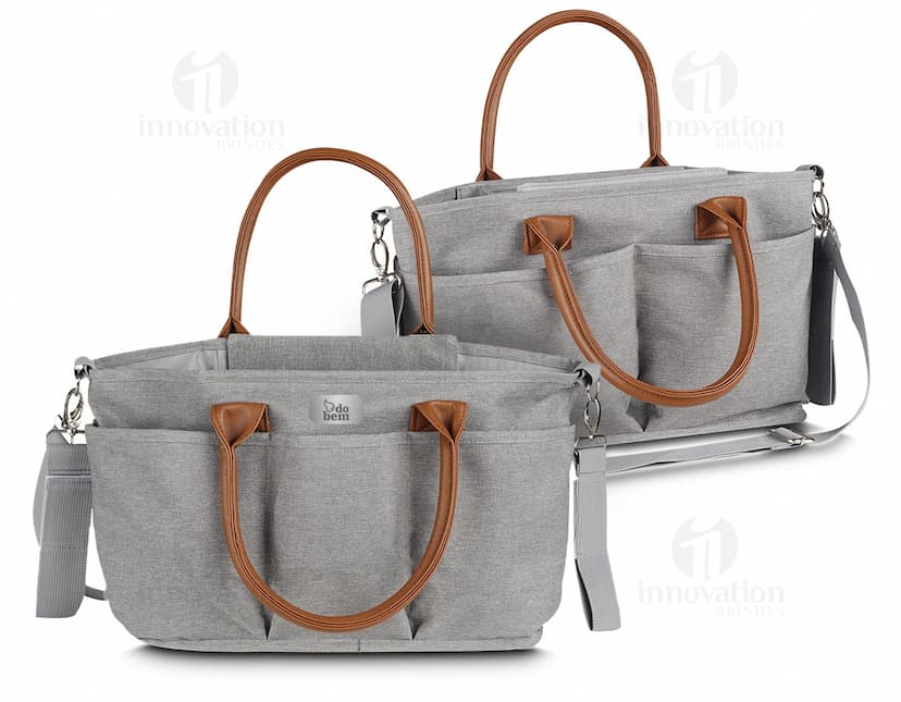 Bolsa multifuncional em couro preto e marrom com alça, zíper e fivela. Elegante e moderna, ideal para o dia a dia ou viagens.