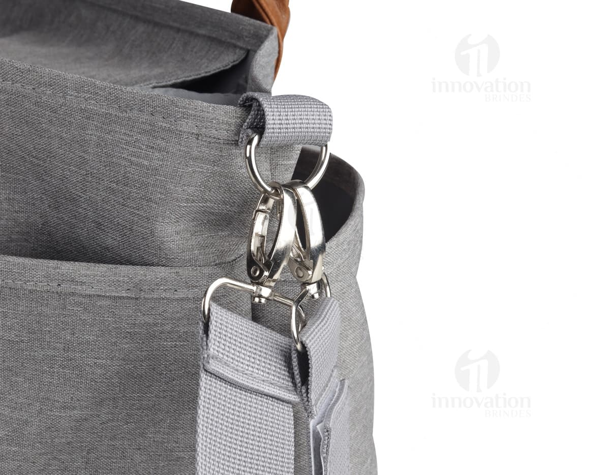 Bolsa multifuncional em couro preto e marrom com alça, zíper e fivela. Elegante e moderna, ideal para o dia a dia ou viagens.