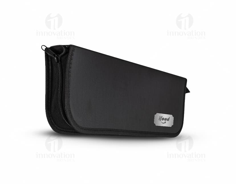 Kit churrasco 4 peças em caixa de couro preta contendo utensílios de metal e plástico, tais como faca, garfo, espátula e pegador. Ideal para uso em churrascos, com design moderno e prático.