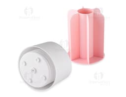 Organizador de pinceles colorido y brillante que contiene diversos tipos de pinceles, lápices, labiales y otros accesorios de