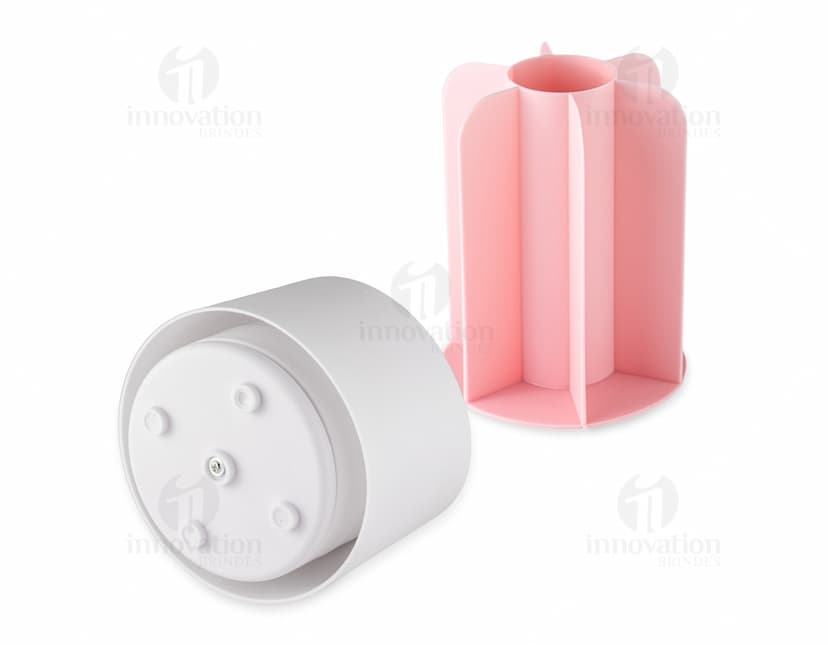 Organizador de pincéis colorido e brilhante contendo diversos tipos de pincéis, lápis, batons e outros acessórios de maquiagem. Acessório de higiene e cuidados pessoais com design moderno e prático para organizar seus itens de beleza.