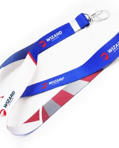 Cordão 120x2,5cm com mosquete metálico em design moderno e patriotismo, ideal para uso em banners, símbolos e espaços de escrita. Cores vibrantes e textura brilhante, representando orgulho e liberdade.