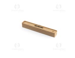 Estuche de bambú con cierre dorado, que contiene lápiz, bolígrafo, regla y sacapuntas.