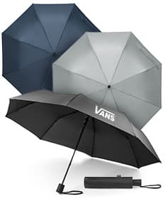 Guarda-chuva em rPET dobrável de cor preta, com cabo anatômico e sistema de abertura automática.