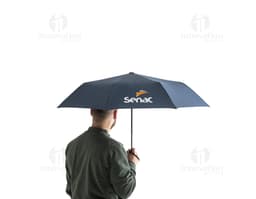 Parapluie en rPET pliable de couleur noire, avec une poignée anatomique et un système d'ouverture automatique.