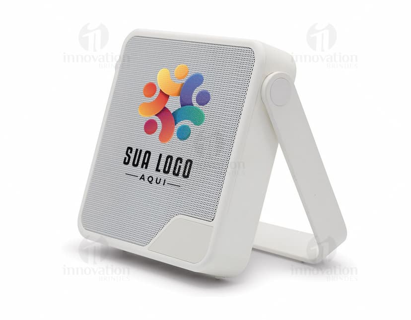 Uma caixa de som preta com design moderno e detalhes cromados, com botões e luzes indicativas visíveis.