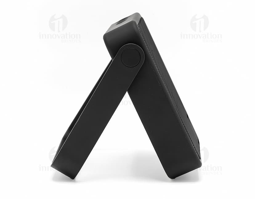 Uma caixa de som preta com design moderno e detalhes cromados, com botões e luzes indicativas visíveis.