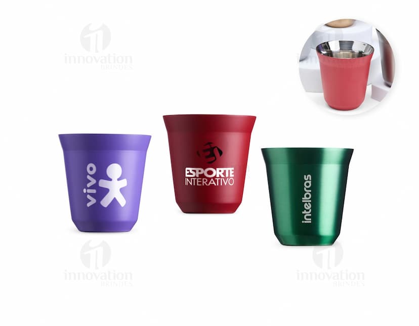 Copo térmico de 150ml em cor preta com tampa de rosca e design elegante.