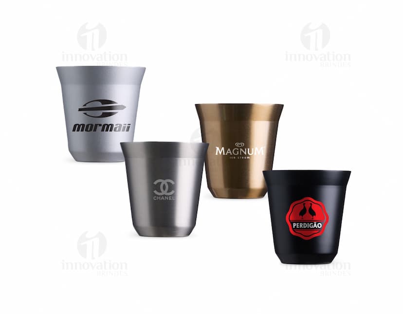 Copo térmico de 150ml em cor preta com tampa de rosca e design elegante.