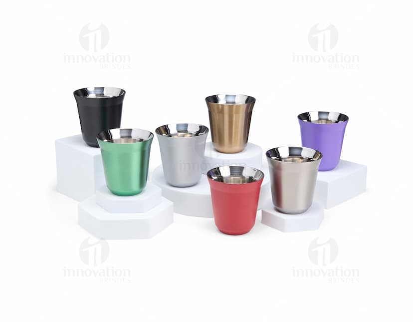 Copo térmico de 150ml em cor preta com tampa de rosca e design elegante.