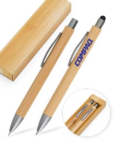 Kit Ecológico contendo uma garrafa reutilizável de metal, um jogo de talheres de bambu e uma eco bag de algodão.