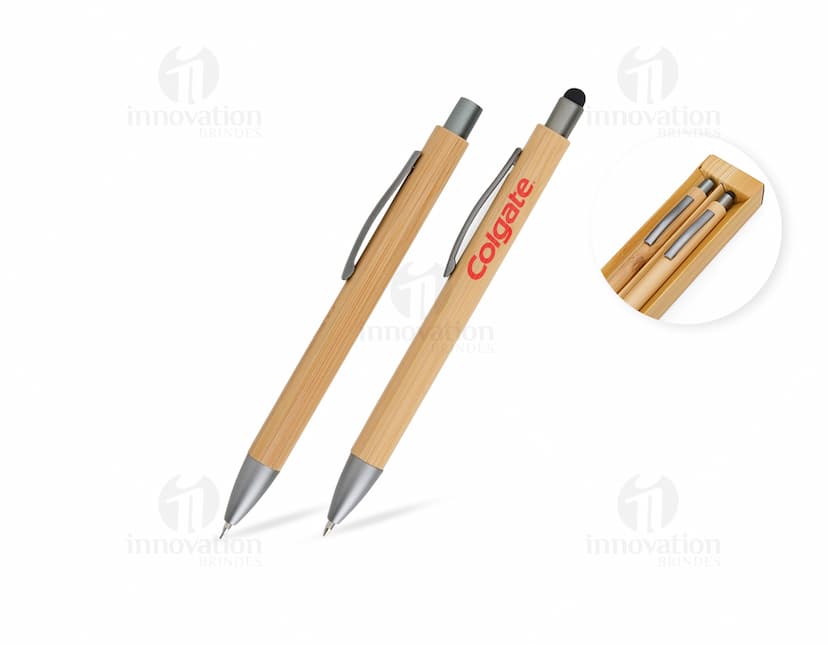 Kit Ecológico contendo uma garrafa reutilizável de metal, um jogo de talheres de bambu e uma eco bag de algodão.