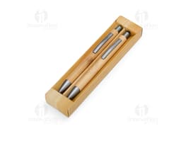 Kit Ecológico contendo uma garrafa reutilizável de metal, um jogo de talheres de bambu e uma eco bag de algodão.