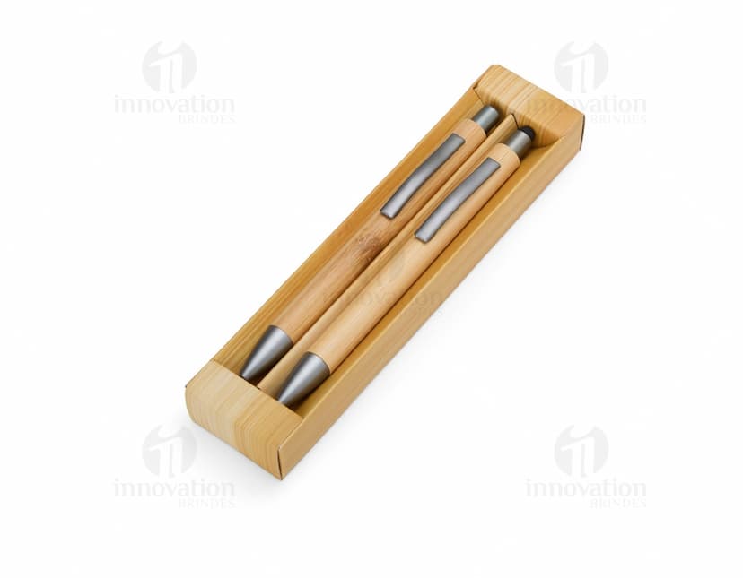 Kit Ecológico contendo uma garrafa reutilizável de metal, um jogo de talheres de bambu e uma eco bag de algodão.