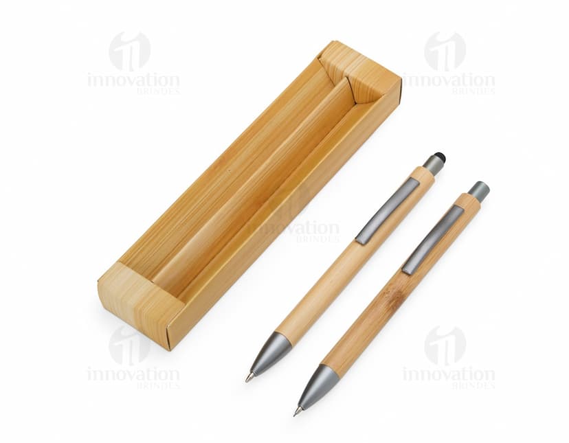 Kit Ecológico contendo uma garrafa reutilizável de metal, um jogo de talheres de bambu e uma eco bag de algodão.
