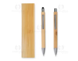 Kit Ecológico contendo uma garrafa reutilizável de metal, um jogo de talheres de bambu e uma eco bag de algodão.