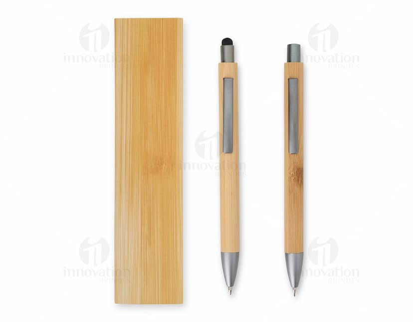 Kit Ecológico contendo uma garrafa reutilizável de metal, um jogo de talheres de bambu e uma eco bag de algodão.