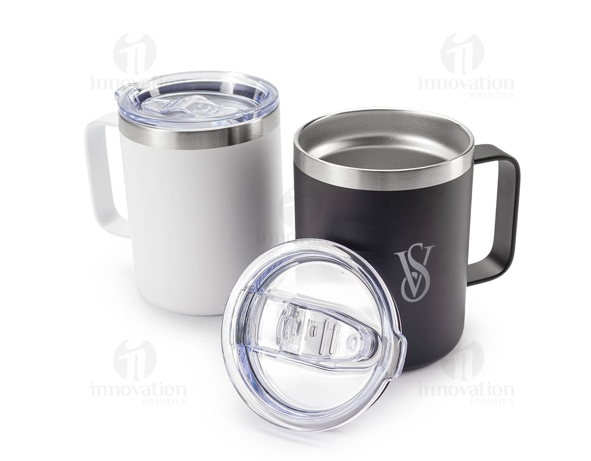 Caneca Térmica de 350ml, ideal para manter a temperatura da bebida por mais tempo. A caneca é de cor branca e possui tampa com abertura para beber.