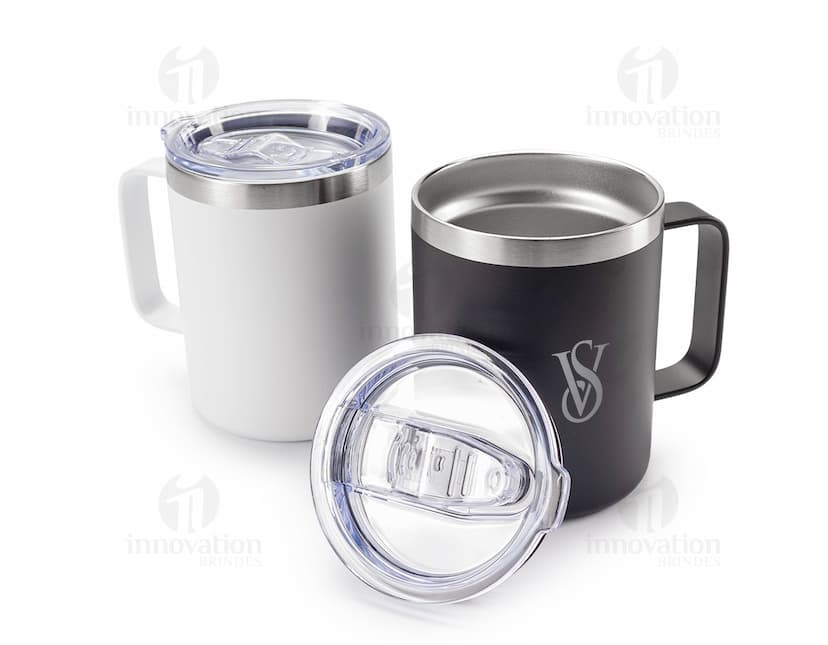 Caneca Térmica de 350ml, ideal para manter a temperatura da bebida por mais tempo. A caneca é de cor branca e possui tampa com abertura para beber.
