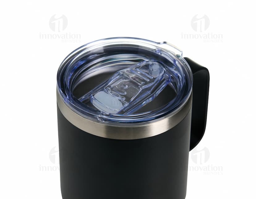 Caneca Térmica de 350ml, ideal para manter a temperatura da bebida por mais tempo. A caneca é de cor branca e possui tampa com abertura para beber.