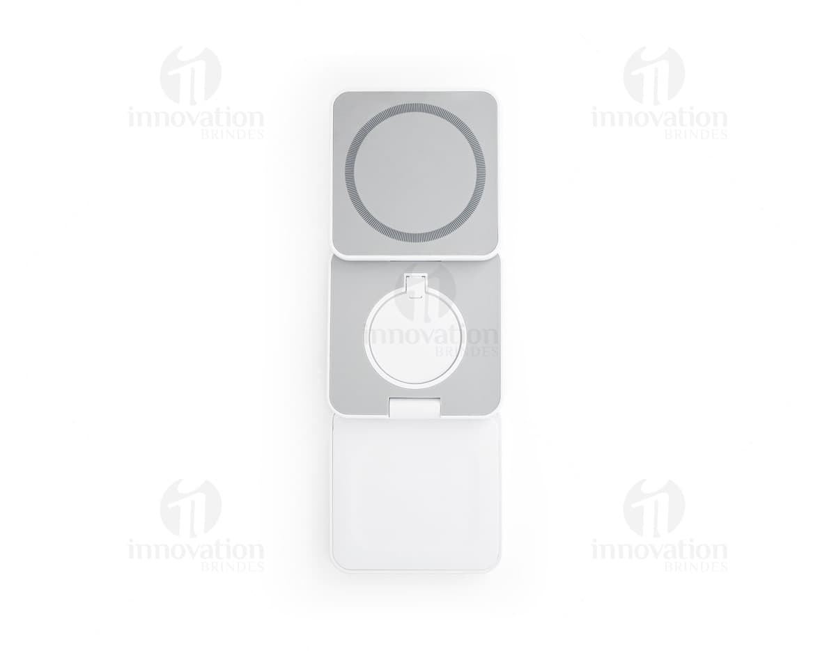 Carregador magnético em um fundo branco.