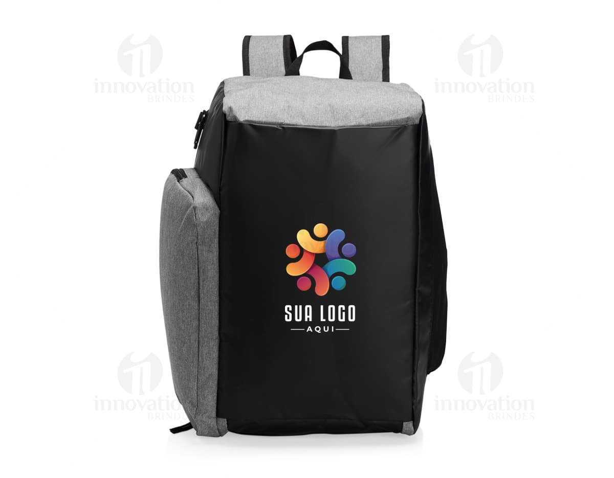 Mochila Poliéster 32 Litros em cor azul, com alças acolchoadas e diversos compartimentos para organização de objetos.