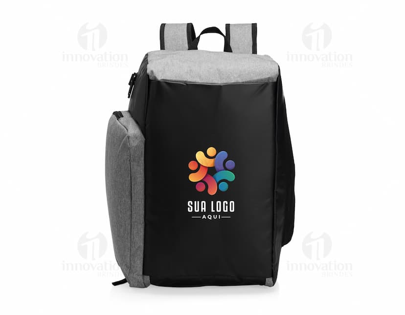Mochila Poliéster 32 Litros em cor azul, com alças acolchoadas e diversos compartimentos para organização de objetos.