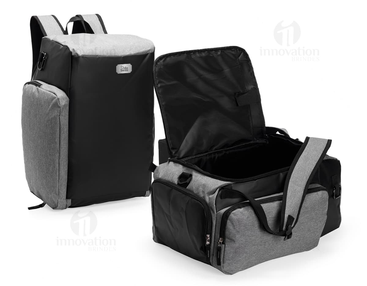 Mochila Poliéster 32 Litros em cor azul, com alças acolchoadas e diversos compartimentos para organização de objetos.