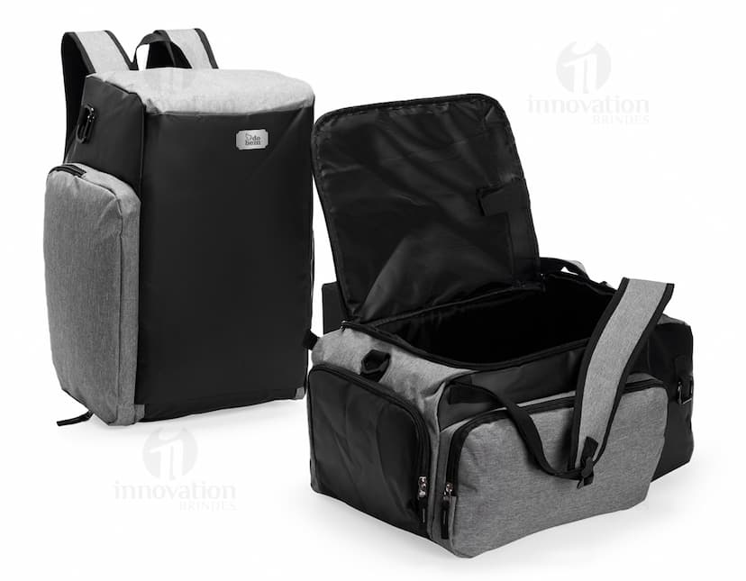 Mochila Poliéster 32 Litros em cor azul, com alças acolchoadas e diversos compartimentos para organização de objetos.