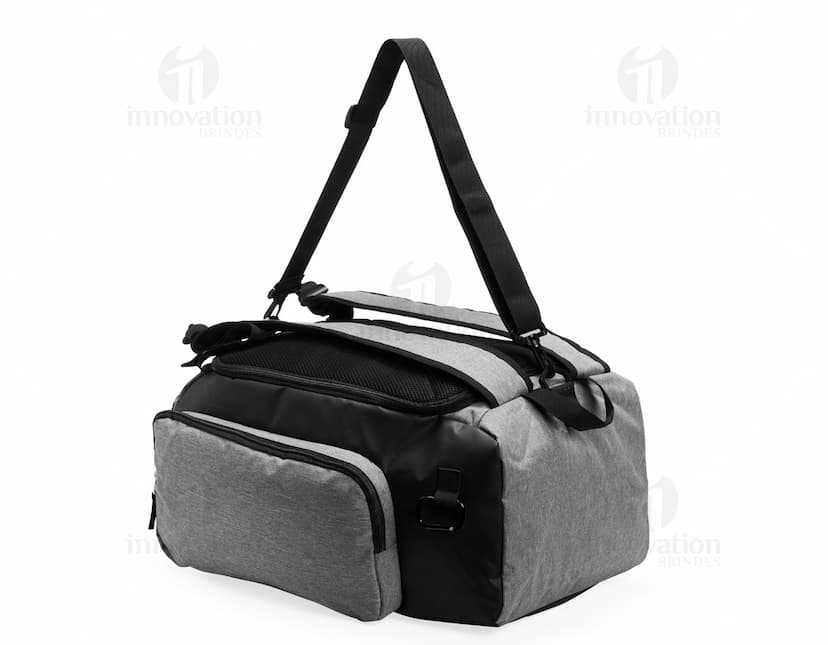 Mochila Poliéster 32 Litros em cor azul, com alças acolchoadas e diversos compartimentos para organização de objetos.