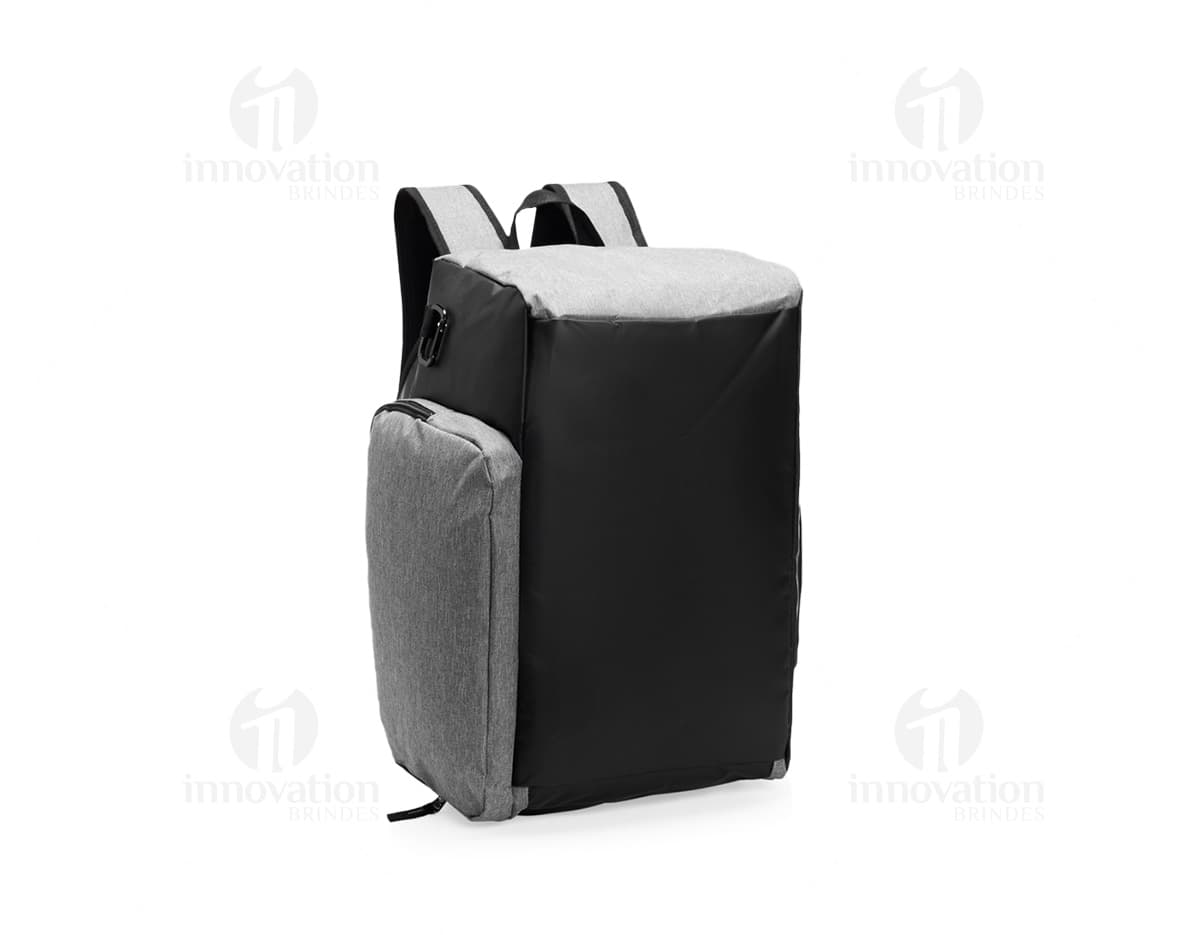 Mochila Poliéster 32 Litros em cor azul, com alças acolchoadas e diversos compartimentos para organização de objetos.
