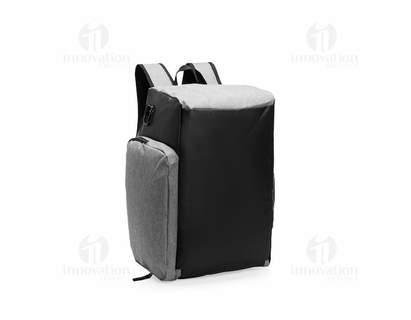 Mochila Poliéster 32 Litros em cor azul, com alças acolchoadas e diversos compartimentos para organização de objetos.